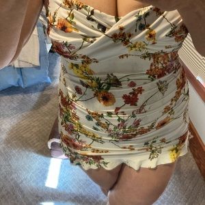 Bathing suit really good quality . In good condition . It’s classic cut .